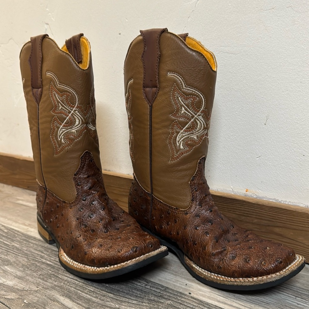 Unisex boots ostrich embossed